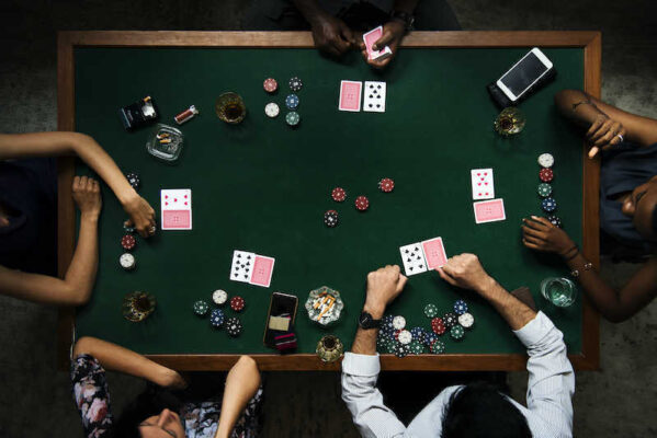 Vì sao chiến thuật Squeeze Play Poker